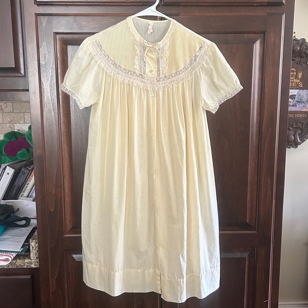Classic Short Sleeve Nightgown in Pale Yellow